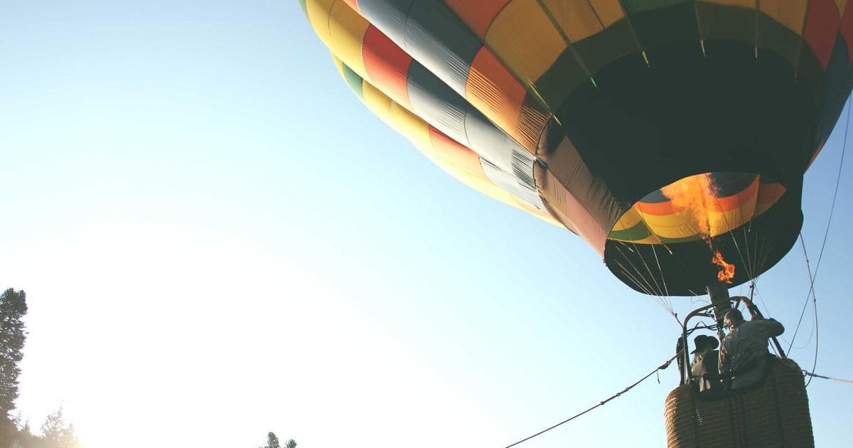 Секундомір поруч із ноутбуком символізує швидкість сайту